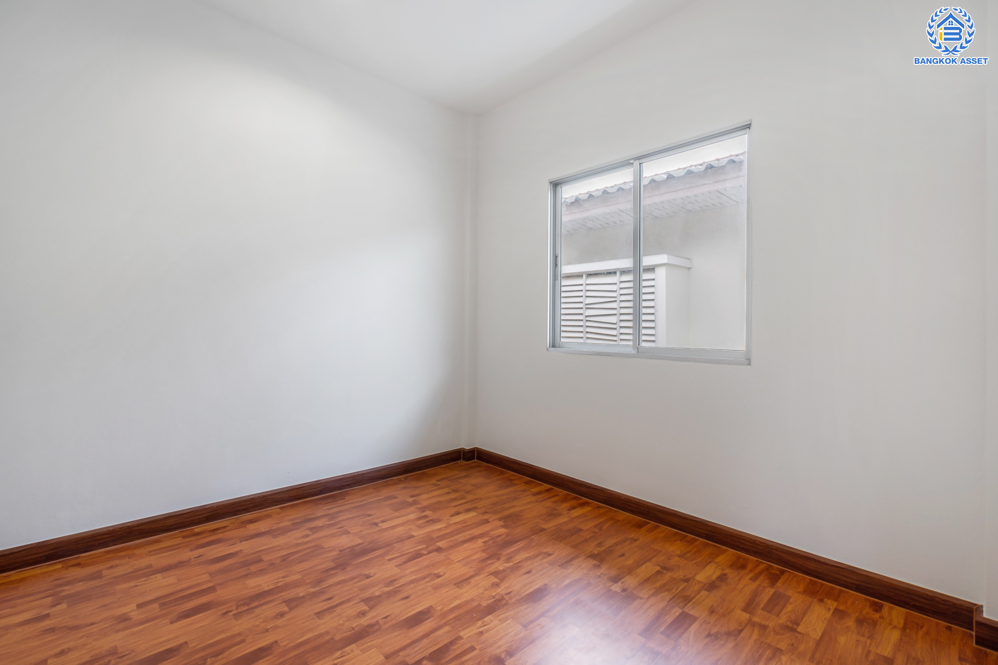 บ้านมือสองตกแต่งใหม่ แบรนด์ Property Perfect ม.เดอะวิลล่า ท่าอิฐ-รัตนาธิเบศร์ ทาวน์เฮ้าส์พร้อมอยู่ เนื้อที่ 18 ตร.ว. ฟังก์ชัน 3 ห้องนอน 2 ห้องน้ำ 1 ที่จอดรถ บนทำเลเชื่อมต่อทั้ง ถ.รัตนาธิเบศร์ และ ถ.ราชพฤกษ์ ใกล้รถไฟฟ้าสายสีม่วง "สถานีบางรักน้อยท่าอิฐ"